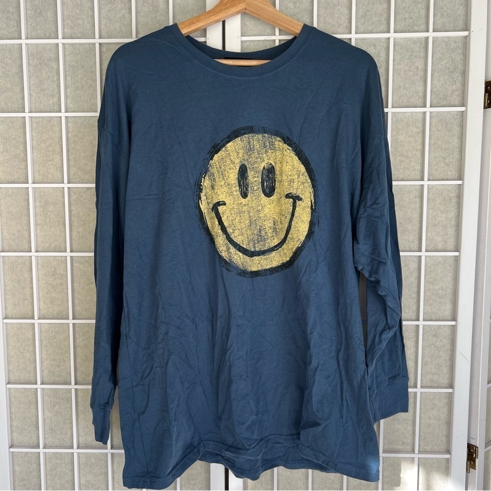 Zutter  Long sleeve t shirt with vintage smiley face graphic tee  small/medium